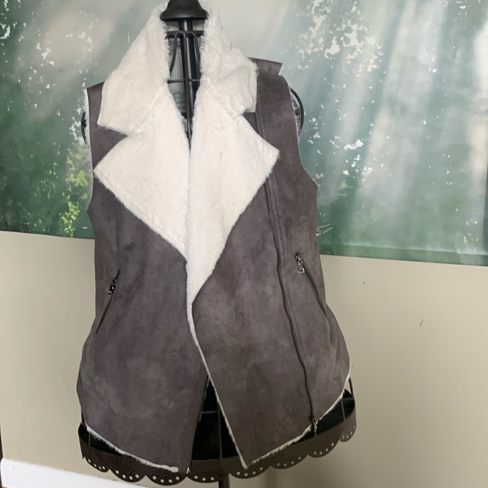 Grey suede like soft vest with faux fur size small